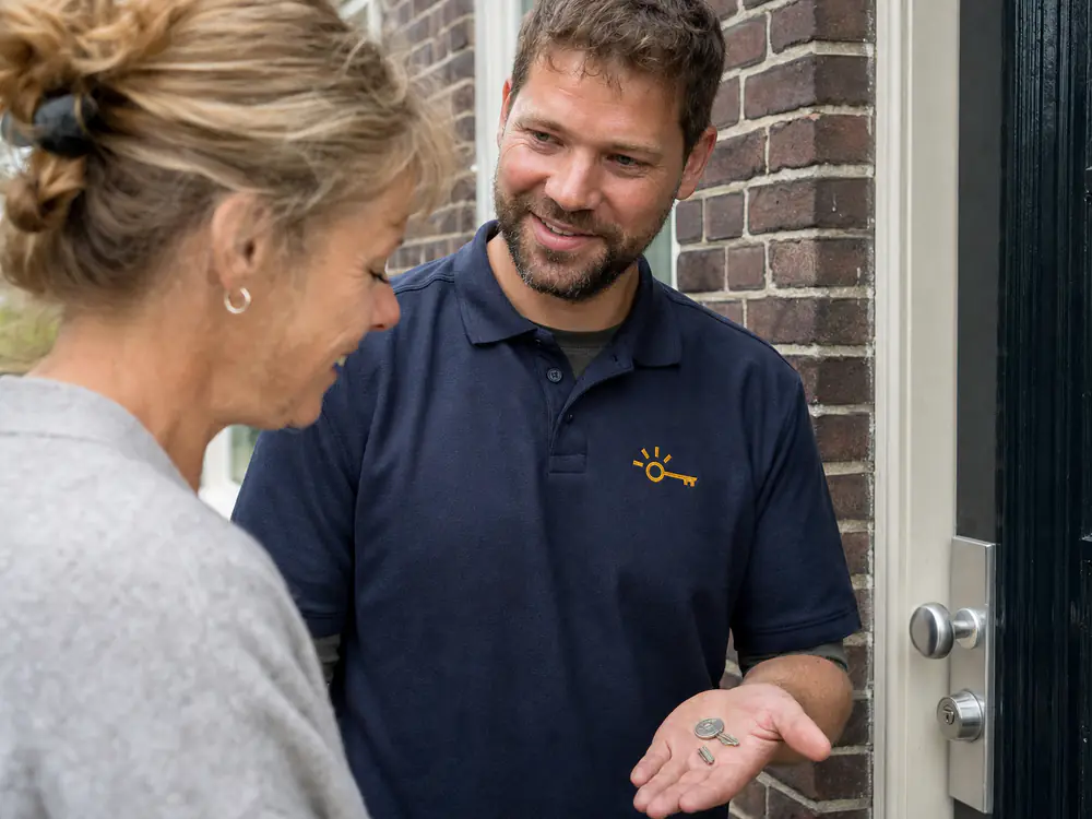 Afgebroken sleutel in een cilinder met een sleuteluittrekker ernaast