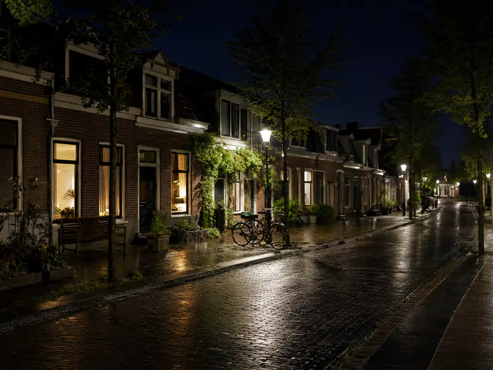 Rustige woonstraat in de nacht na een regenbui